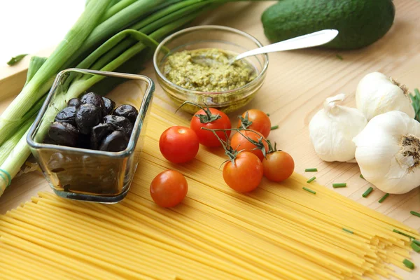 Pasta, pesto, olives and tomatoes — Stock Photo, Image