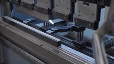 Çelik makinası metal pres endüstrisi ekipmanları. Hidrolik baskı bükülür. Bükme makinesinin çelik levhası metal ürünler oluşturur. Metal bükme makinesi. Metal makine ekipmanı fabrika çelik plaka
