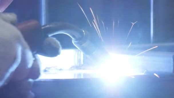 Closeup machine lassen metalen onderdelen. Laswerk lasbrander vlam licht vonkt metaalarbeider handen. Staal lasgereedschap apparatuur productieproces. Bouw van close-upmetaalfabriek. Metaalbewerking — Stockvideo