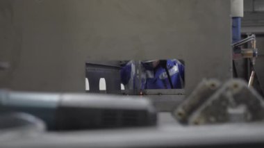 İşçi çeliği yapımı çelik çerçeve inşaat tesisi. Metal işçiliği. El işçiliği süreci. Metal parçaları kaynak yapan bir işçi. Kaynak işçiliği meşale ışığı metal işçilerinin eline kıvılcım saçar