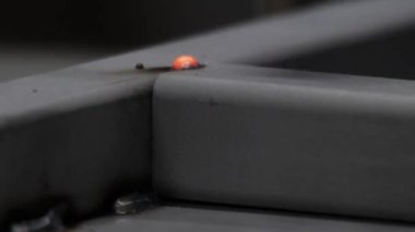 Kaynak işçiliği meşale ışığı metal işçilerinin ellerine kıvılcım saçar. Çelik kaynak aletleri, ekipman üretim süreci. Metal inşaat tesisini kapatın. Metal çerçeve seti. Makine kaynaklama metal parçaları