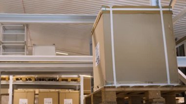 Depo modern forklift kamyon teslimat kutuları karton depo rafları. Forklift depo kutuları. Palet kamyonu kargo istiflenmiş raf. Kargo kamyonu kutuları yüklüyor.