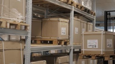 Forklift depo kutuları. Kargo kamyonu kutuları yüklüyor. Depo modern forklift kamyon teslimat kutuları karton depo rafları. Palet kamyonu kargo yığını