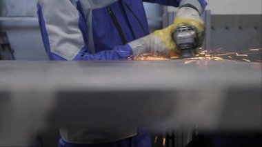 Demir işçisi endüstriyel öğütücü çelik inşaat metal öğütücü kıvılcımlar. Metal öğüten çelik işçileri öğütücü fabrika işçilerinin elleri yakındır. Yakından metal işçisi öğütücü. Metal işçiliği. Demircilik