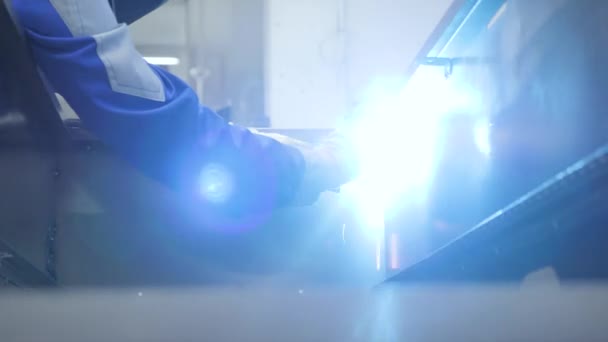 Arbeiter Schweißt Metallkasten Schweißarbeiten Schweißbrenner Funken Metallarbeiter Stahlprodukte Handwerker Zündet — Stockvideo