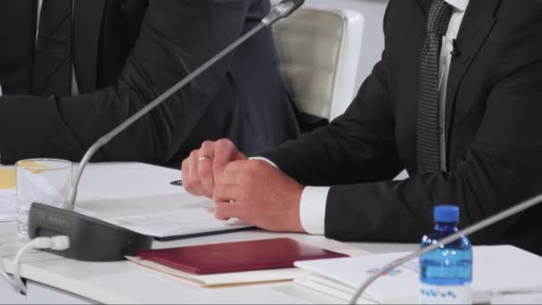 Presidente Zelensky Cerrar Las Manos Sosteniendo Pluma Los Dedos Estira — Vídeo de stock