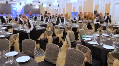 Yemek hazırlama şöleni salonu. Masa ziyafeti garsonları servis etmek etkinlik düzenleme yeri. Etkinlik merkezi servis elemanları sofra ziyafeti odasını hazırlıyor. Yemek şirketi buluşma yeri.