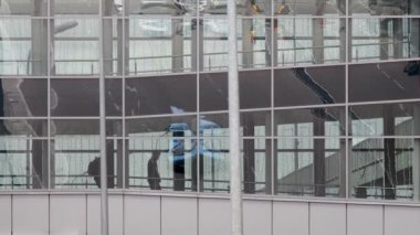 Şehir soyut kentsel banliyö çalışanı cam tünelde yürüyen silueti taşıyor. Yaya geçidi köprüsü insanları yürüyen insan trafiği banliyö banliyöleri cam yansıma şehri inşa ediyor.