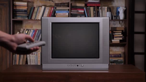 Régi könyvek háttér retro televízió. Könyvtár szoba régi TV-készülék. 90 retro tv távirányító képernyő közelről. Vezérlő távkapcsoló csatornák TV szoba belsőtér home library könyvespolc háttér — Stock videók