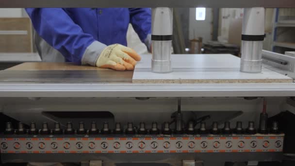 Ξυλουργός διάτρηση εργαλείο ξυλουργική κατασκευή επίπλων εργοστάσιο. Ξυλουργική μηχανή διάτρησης πάνελ ξύλου. MDF διαδικασία παραγωγής επίπλων διάτρηση κομμάτι closeup έπιπλα από ξύλο — Αρχείο Βίντεο