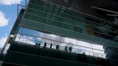 Tanımlanamayan şahısların silueti bölge binası yansıma bulutu gökyüzü. Merkezi iş yeri modern şehir silueti insanları inşa etmek ofis inşa etmekle meşgul soyut insan gölgesi