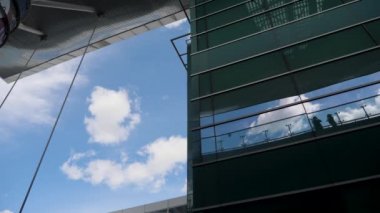 İki kız konuşan kadın silueti yansıma bulutu gökyüzü mavi soyut şehir arka planı iki kişi konuşuyor siluet ofis binası cam soyut insan gölgesi