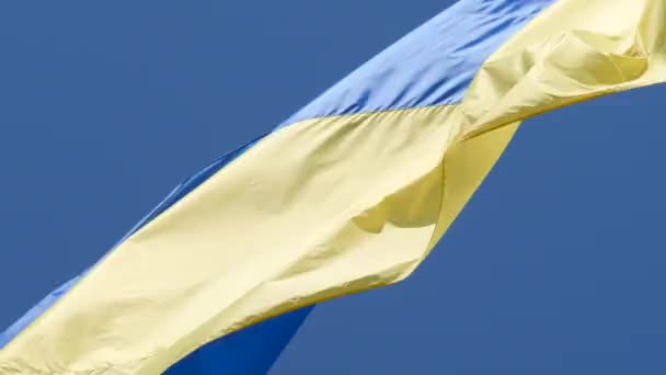 ウクライナの非常に詳細なファブリックテクスチャフラグ。ウクライナの国旗の遅い動き背景空の青と黄色の国の色ウクライナの黄色の青を振って。ウクライナ国旗風国を振って — ストック動画