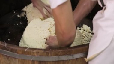 El yapımı mozzarella peyniri. El yapımı peynir fabrikası süt ürünleri. Geleneksel mozzarella ürünleri. Yerel geleneksel peynirli süt ürünleri