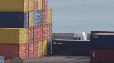 Ukrayna Limanı, Odessa limanında yük kamyonu konteynırı. Terminal liman kargo konteynır terminalinde yarı kamyon. Deniz konteynırı depolama limanı kargo bölümü. Tersane. İçeriye Aktar
