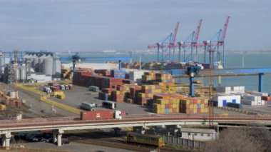 Ukrayna Limanı, Odessa limanında yük kamyonu konteynırı. Terminal liman kargo konteynır terminalinde yarı kamyon. Deniz konteynırı depolama limanı kargo bölümü. Tersane. İçeriye Aktar
