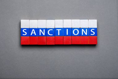 Ekonomi yaptırımları Rus bayrağının tahta küpler yığını Rusya 'nın ekonomik krizine karşı ahşap harfleri yasaklıyor. Tahta oyuncak küpleri konsept tasdik mesaj izole bayrak mesajı. Yasakla