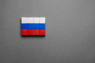 İzole edilmiş oyuncak tahta küpü Rusya 'nın arka planında bayrak yaptı. Ahşap bloklar Rus Federasyonu kopya uzay ulusal bayrağı. Sembolik Rusya sembolü ulusal illüstrasyon bayrağı RU