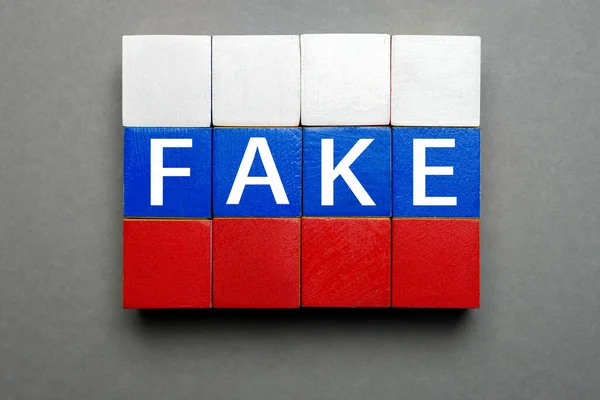 Vereinzelte Blockbuchstaben Holz Wort Fake Russischen Flaggenfarben Würfel Holzwürfel Mit — Stockfoto