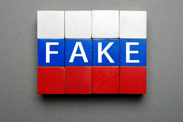İzole edilmiş tahta harfler Rus bayrak küplerinde sahte. Sahte haber Rus federasyonu medyasına sahip tahta küpleri. Oyuncak küpleri sahte mesaj izole edildi. Yalan medyası Rusya haber poster tasarımı