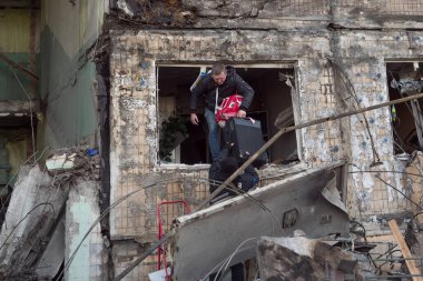 Kyiv, UKRAINE - 14 Mart 2022 Rus istilası Ukrayna 'da bombalanan bina savaş mültecilerini yok etti. Ukrayna 'daki savaş yıkımına karşı Rusya' ya roket saldırısı insanları terk ediyor ya da savaştan kaçıyor