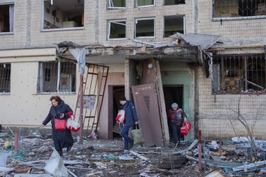 Kyiv, UKRAINE - 14 Mart 2022 Rus istilası Ukrayna 'da bombalanan bina savaş mültecilerini yok etti. Ukrayna 'daki savaş yıkımına karşı Rusya' ya roket saldırısı insanları terk ediyor ya da savaştan kaçıyor