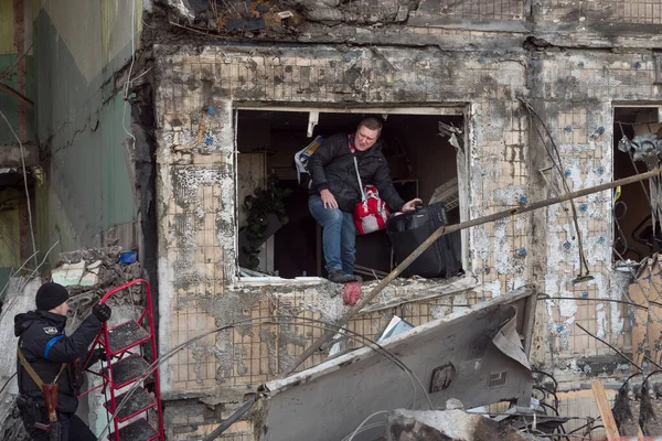 Kyiv, UKRAINE - 14 Mart 2022 Rus istilası Ukrayna 'da bombalanan bina savaş mültecilerini yok etti. Ukrayna 'daki savaş yıkımına karşı Rusya' ya roket saldırısı insanları terk ediyor ya da savaştan kaçıyor