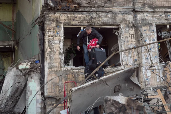 Kyiv, UKRAINE - 14 Mart 2022 Rus istilası Ukrayna 'da bombalanan bina savaş mültecilerini yok etti. Ukrayna 'daki savaş yıkımına karşı Rusya' ya roket saldırısı insanları terk ediyor ya da savaştan kaçıyor