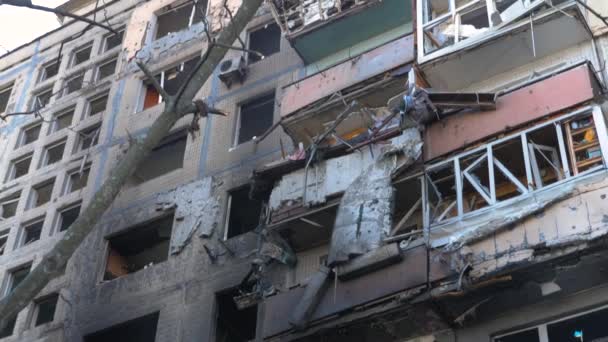 2022 Rus istilası Ukrayna 'nın bombalanan binası Ukrayna' nın Rus saldırısını yok etti. Ukrayna savaş tahrip binasına roket saldırısı Mariupol 'ün hasar gördüğü Harkiv' i yıktı — Stok video