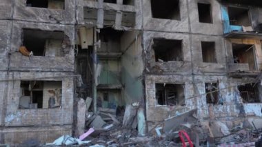 2022 Rus istilası Ukrayna 'nın bombalanan binası Ukrayna' nın Rus saldırısını yok etti. Ukrayna savaş tahrip binasına roket saldırısı Mariupol 'ün hasar gördüğü Harkiv' i yıktı
