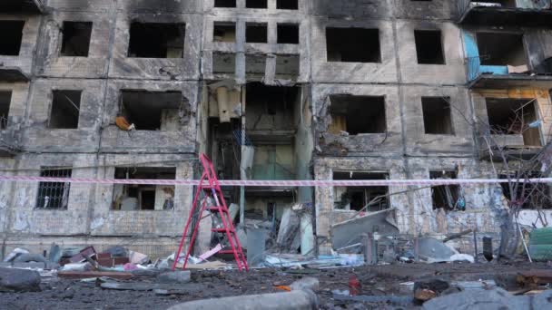 2022 - російське вторгнення в Україну бомбили будівлю, зруйновану під охороною солдатів. Ракетна бомба нападає на Росію проти України. — стокове відео