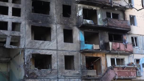 2022 Ruská invaze na Ukrajinu bombardovala budovu a zničila ruskou agresi. Raketa bomba útok Rusko proti Ukrajině válka destrukce budova zřícenina město zničeno Mariupol poškozeno Charkov — Stock video