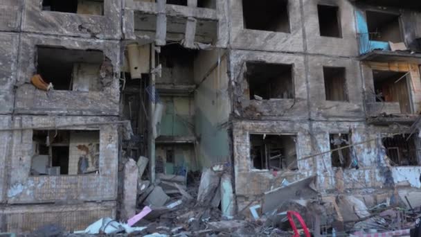 2022 Rosyjska inwazja na Ukrainę zbombardowany budynek zniszczył rosyjską agresję Ukrainy. Bomba rakietowa zaatakować Rosję przeciwko Ukrainie zniszczenie budynku ruiny miasta zniszczone Mariupol uszkodzone Charków — Wideo stockowe