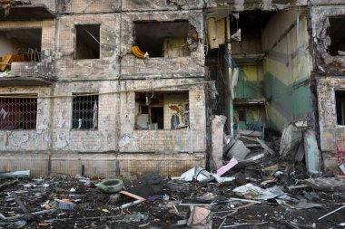 2022 Rus istilası Ukrayna 'nın bombalanan binası Ukrayna' nın Rus saldırısını yok etti. Ukrayna savaş tahrip binasına roket saldırısı Mariupol 'ün hasar gördüğü Harkiv' i yıktı