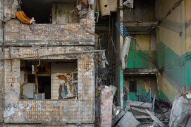 2022 Rus işgali Ukrayna 'nın bombalanan binası Ukrayna Rusyası' nı yok etti. Ukrayna 'daki savaş yıkımına karşı Rusya' ya roket saldırısı Mariupol 'ün zarar gördüğü şehri yerle bir etti.