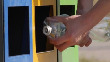 Kırık plastik çöp tenekesinin el kırılan şişesi atık yönetimini ayırıyor. Plastik şişe geri dönüşüm konteynırını çöpe atmak plastik toplama kutusunu ayırmak. Geri dönüşüm şişesi kabağı