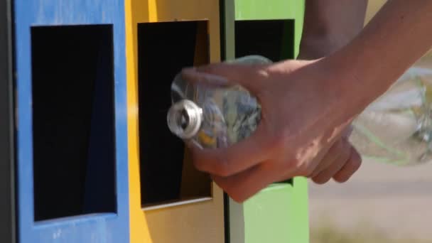 Handgeplette fles verfrommeld plastic vuilnisbak afval sorteren afvalbeheer. Het gooien van plastic fles recyclen container afval sorteren plastic inzameling bak. Handrecycling flessenpompoen — Stockvideo