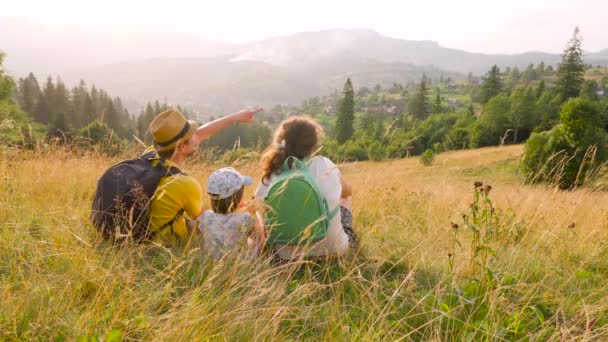 Wolna rodzina patrząc na krajobraz podróży Ukraina. Wskazując rodziny górskie wakacje razem podróżować dziecko i rodziców i dzieci. Turystyka wakacje rodzinne wakacje lato podróże lokalne góry trekking — Wideo stockowe