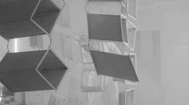 Metal ürünlerin toz tabakası. Endüstriyel boya, metal tozu kaplama boya üretim süreci. Parça parça metal atölyesini sprey tabancayla boyayan kapak çalışanı. Metal işçiliği fabrika boyası