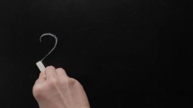 İki artı iki dört eder. El yazısı karatahta okulu basit matematik eklentisi 2 çarpı 2 eşittir 4. Yazı 2x24 Basit matematiksel denklem tahtası karatahta eğitimi kavramı