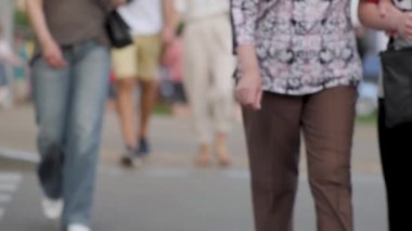 Sokakta yürüyen tanınmayan insanlar için şehir günü. Sıradan insanlar, bulanık sokaklarda yürüyen soyut kalabalıkları bulanıklaştırıyordu. Yaya caddesi ağır çekim şehri kalabalığı kaldırımda yürüyen insanları bulanıklaştırdı