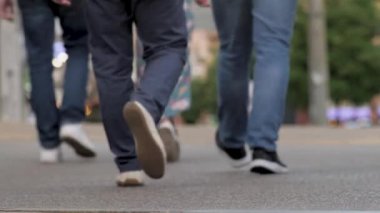 Anonim kalabalık soyut kalabalığın yürümesi kalabalığın ayaklarını bulanıklaştırdı. Düşük açılı insanlar, ayaklarıyla yürüyen şehir. Sokaktan geçen bir sürü insan kalabalıktı. Yürüyen bacakları bulanıktı.