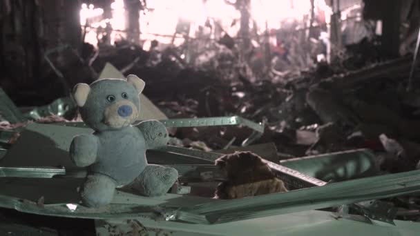 2022 Russische invasie van Oekraïne oorlogskind teddybeer speelgoedgebouw ruïnes stadsvernietiging gebouw schade oorlog verscheurd. Terreur aanval bom shell burger gebombardeerd gebouw vernietigen stad oorlog concept explosie — Stockvideo