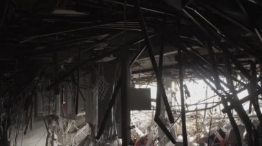 2022 Rusya 'nın Ukrayna Savaşı' nı işgali yıkılan şehir harabeleri. Terör saldırısı bomba patlaması içeriyi yıkıyor. Rusya 'nın iç binasında savaş hasarı var. Kyiv savaş yıkımı Mariupol