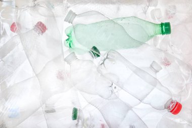 Birçok şişe şeffaf plastik PET geri dönüşüm atığı. Boş plastik şişelerin arka planı. Su PET şişesi plastik maddeyi geri dönüşümlü atık ayıklama. Geri dönüşümlü çöp geri dönüşüm konsepti