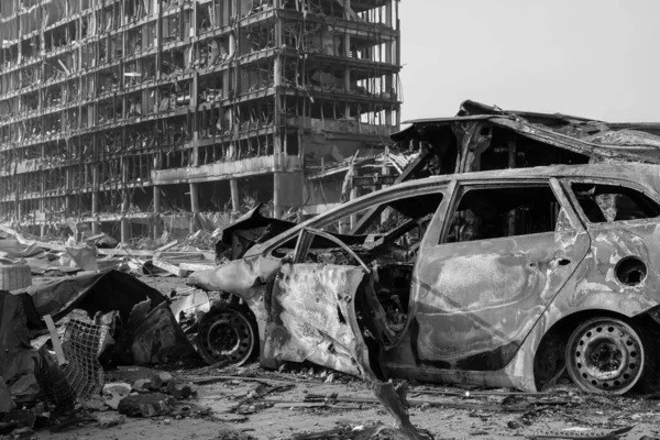 2022 Rusya 'nın Ukrayna Savaşı' nı işgali yıkılan şehri yakıp kül etti. Sivil bombardıman sonrası şehir arabası hasar gördü. Rusya 'ya bombalı saldırı Ukrayna şehri savaşı hasarı Rus saldırısını yok etti