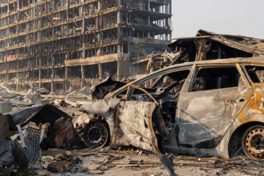 2022 Rusya 'nın Ukrayna Savaşı' nı işgali yıkılan şehri yakıp kül etti. Sivil bombardıman sonrası şehir arabası hasar gördü. Rusya 'ya bombalı saldırı Ukrayna şehri savaşı hasarı Rus saldırısını yok etti