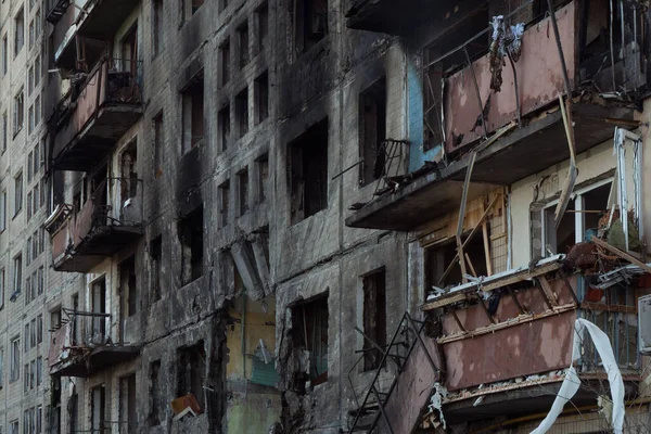 Rusya 'ya saldırmak Ukrayna' yı harabe haline getiriyor. 2022 Rus işgali Ukrayna savaşı Bucha, Ukrayna yıkım cephesine hasar veren bombardıman sonrası yıkım şehrini yok etti.