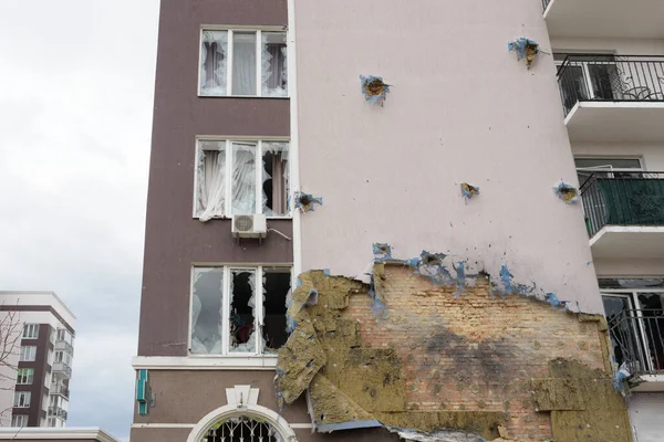 テロ攻撃ロシア戦争の概念 2022ロシアの侵略ウクライナ戦争Buchaは建物の破壊壁の穴を破壊しました市民のシェルが都市Bucha損傷建物の破壊を打つ後Irpinショット — ストック写真