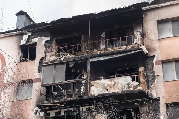 Rusya 'ya saldırmak Ukrayna' yı harabe haline getiriyor. 2022 Rus işgali Ukrayna savaşı Bucha, Ukrayna yıkım cephesine hasar veren bombardıman sonrası yıkım şehrini yok etti.